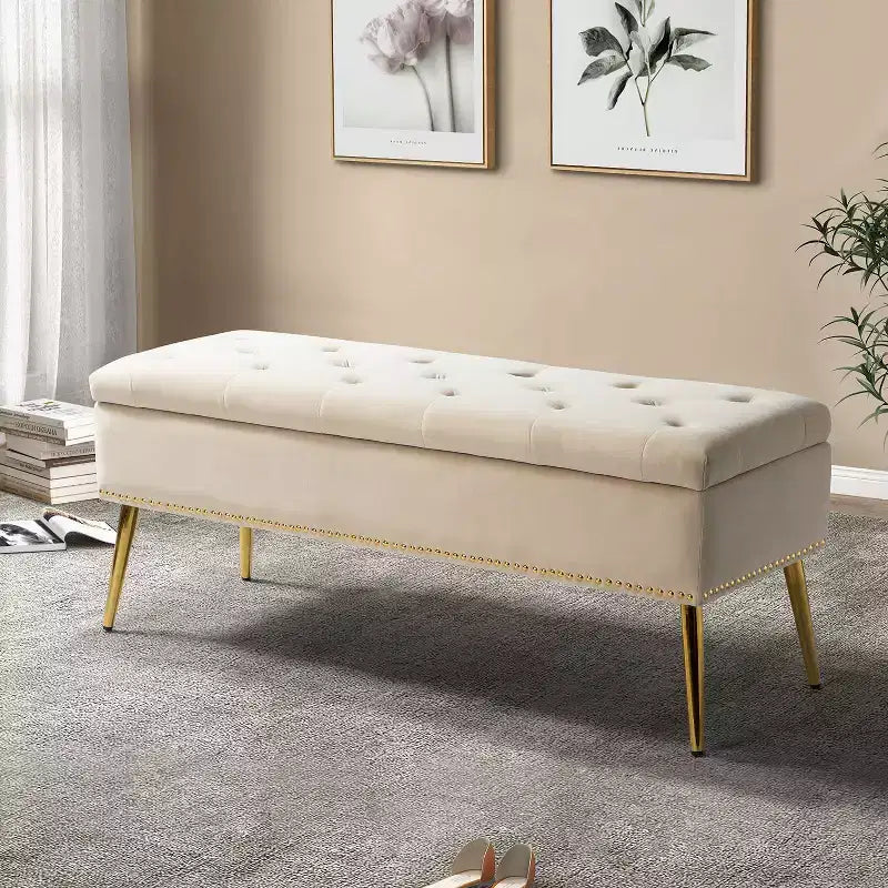 Banc de rangement Hippolytus avec garniture cloutée et capitonnage pour chambre à coucher