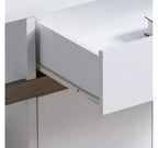 Meuble de rangement décoratif avec tiroir, étagères latérales ouvertes et base à deux portes pour le salon ou la salle à manger, chêne blanc