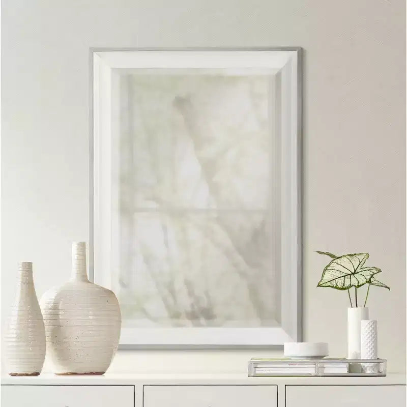 Miroir mural rectangulaire moderne avec cadre en bois blanc brillant biseauté de 24 pouces de large pour salle de bain, chambre à coucher, salon